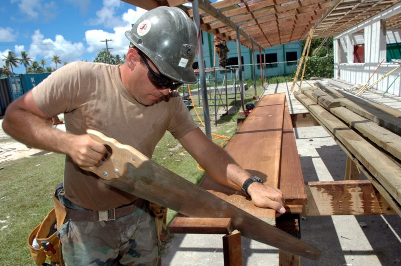 charpentier-TOURRETTES SUR LOUP-min_worker_construction_building_carpenter_male_job_build_helmet-893290